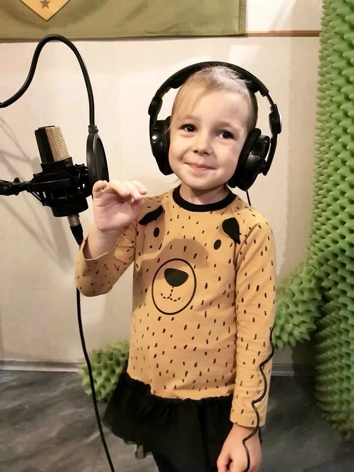 „Me2tis“ mokinė renginyje prie kolektyvo vėliavos